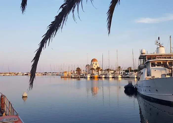 Gruissan-port-t3-2chambres-5pers-43m2-parking-clim-piscine-valerie